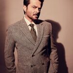 Anil Kapoor Instagram – My bring me cake and nobody gets hurt face! #sorrynotsorry #mybirthdaysuit #dontmesswiththebirthdayboy Juhu, Mumbai