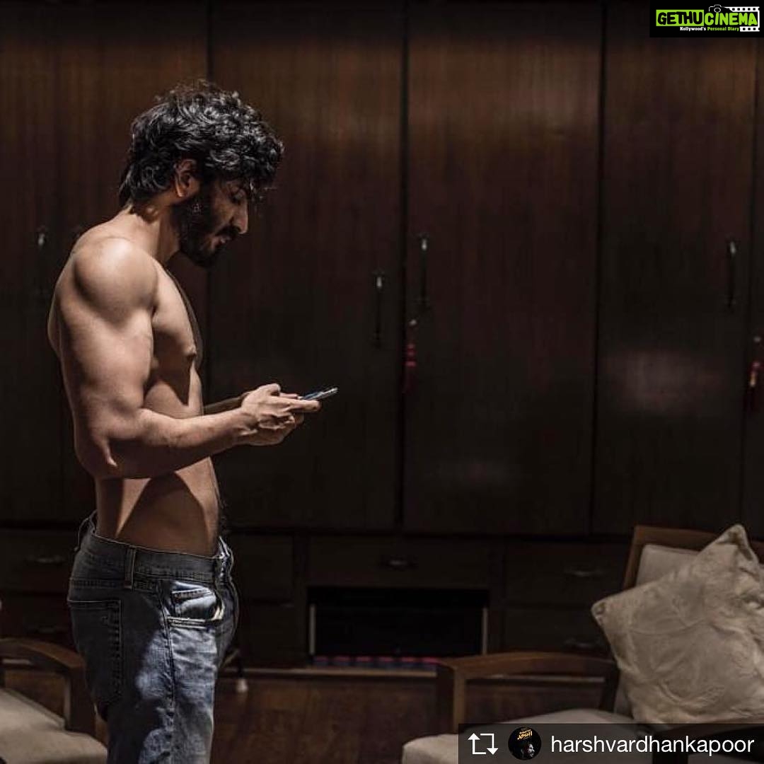 Anil Kapoor Instagram - Casually giving fitness inspiration to us all! @harshvardhankapoor Also, I think the vice is that phone in your hand :p . . . . #repost Spot the vice in the picture!