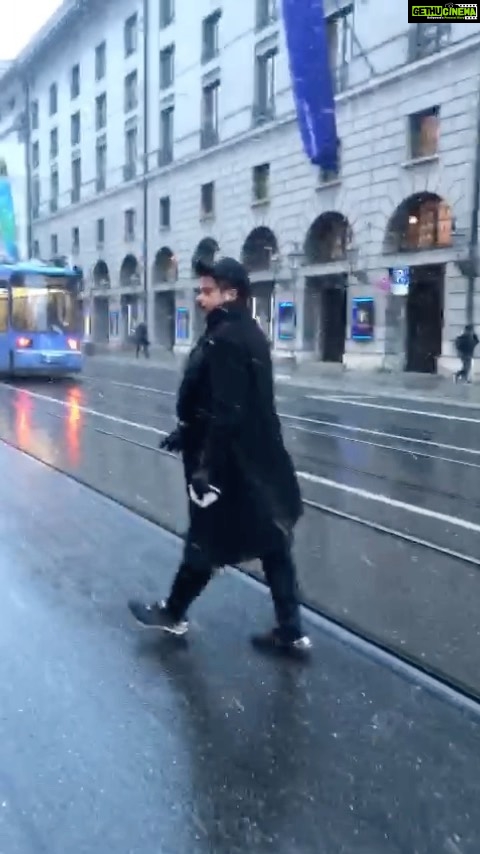 Anil Kapoor Instagram - A perfect walk in the snow! Last day in Germany! On my way to see Dr Muller for my last day of treatment! So thankful to him for his magic magical touch! Video Credit: @marcyogimead