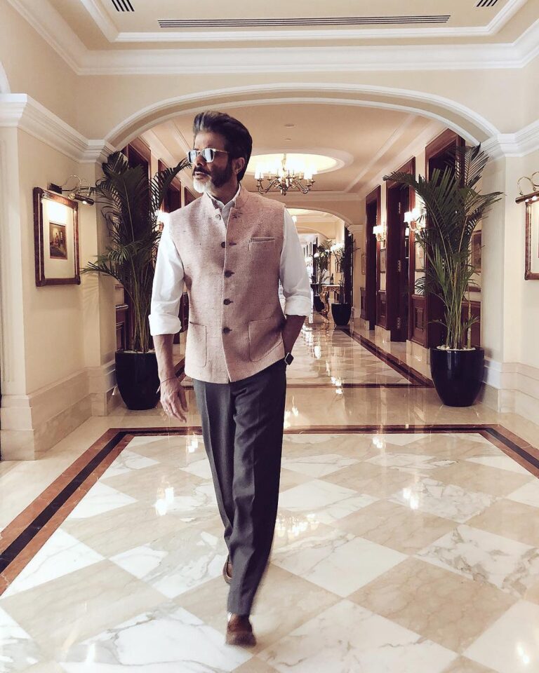 Anil Kapoor Instagram - Ready to go! Looking forward to spending my Sunday with the beautiful people of Noida at the opening of the #MalabarGoldandDiamond store! Can’t wait! See you very soon! @malabargoldanddiamonds India Gate