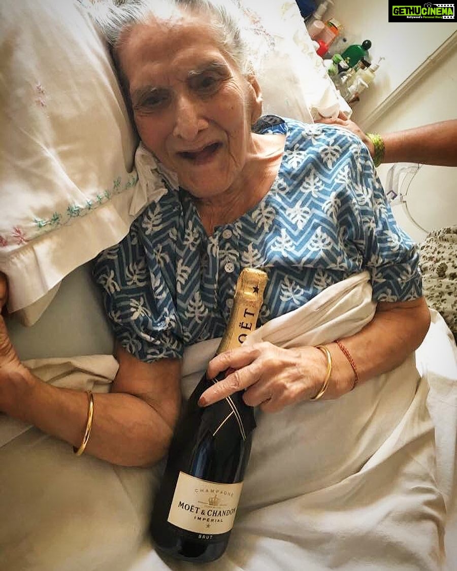 Anil Kapoor Instagram - Every day we live to experience the wonders of this world, is a debt we owe to our mothers... They make their lives all about giving you a great one & that to me, is the noblest act of selflessness... Thank you Ma for well...everything! And thank you @kapoor.sunita for making our family happy, loved and fulfilled... Mothers are and always will be the real heroes. Hope you're celebrating this #MothersDay with yours ๐