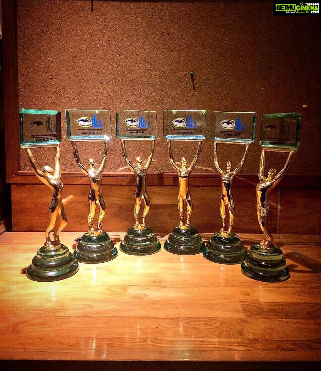 Anil Kapoor Instagram - Last time it was a Hat-Trick: 1) Best Director: Abhinay Deo 2) Best Actor (Male): Anil Kapoor 3)Best Thriller Show: 24 & This time it's a Sixer!!! 1) Best Director (Drama) 2) Best Mini Series 3) Best Videography 4) Best Editing 5) Best Screenplay 6) Best Actor It was one helluva night for me and my whole team!! #24IndiaS2 @colorstv #itaawards2016 Juhu Beach
