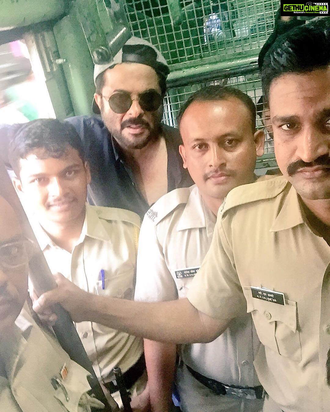 Anil Kapoor Instagram - Don't worry they didn't catch me! With #MumbaiPolice at Dadar station! Thanks for keeping our city safe always!