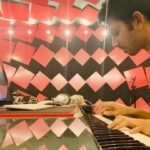 Anirudh Ravichander Instagram - The piano n I.. jus the two of us.. #BaitikochiChuste