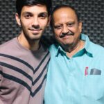 Anirudh Ravichander Instagram – Decades may pass.. but this legend’s energy keeps inspiring! Thank you dear SPB sir for #ChummaKizhi 🙏🏻 5pm it is 🕺💃🧘🏻‍♂️ #DarbarPongal #DarbarThiruvizha