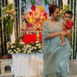 Anita Hassanandani Instagram – It’s just a coincidence that Aaruu is twinning with gannubaby 😍
First ganpati visit @ektarkapoor we lovvveeee you ❣️

My outfit by @label_nechi 
Jewellery by @shillpapuriidesignerjewellery 
Styled by @shreyajuneja