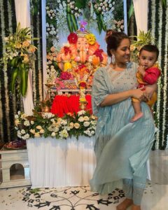 Anita Hassanandani Instagram - It’s just a coincidence that Aaruu is twinning with gannubaby 😍
First ganpati visit @ektarkapoor we lovvveeee you ❣️

My outfit by @label_nechi 
Jewellery by @shillpapuriidesignerjewellery 
Styled by @shreyajuneja