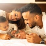 Anita Hassanandani Instagram - Words can’t express how happy we are to be your parents 💛 Happy 6 months to the love of our life! ❤️ Half way to 1 💜 Time flies! Thank you for choosing US 🎂 📸 @ruchitakjainphotography Simple yet elegant outfit by @kalakaaribysagarika 🤍 Thanks @dinky_nirh 🤍