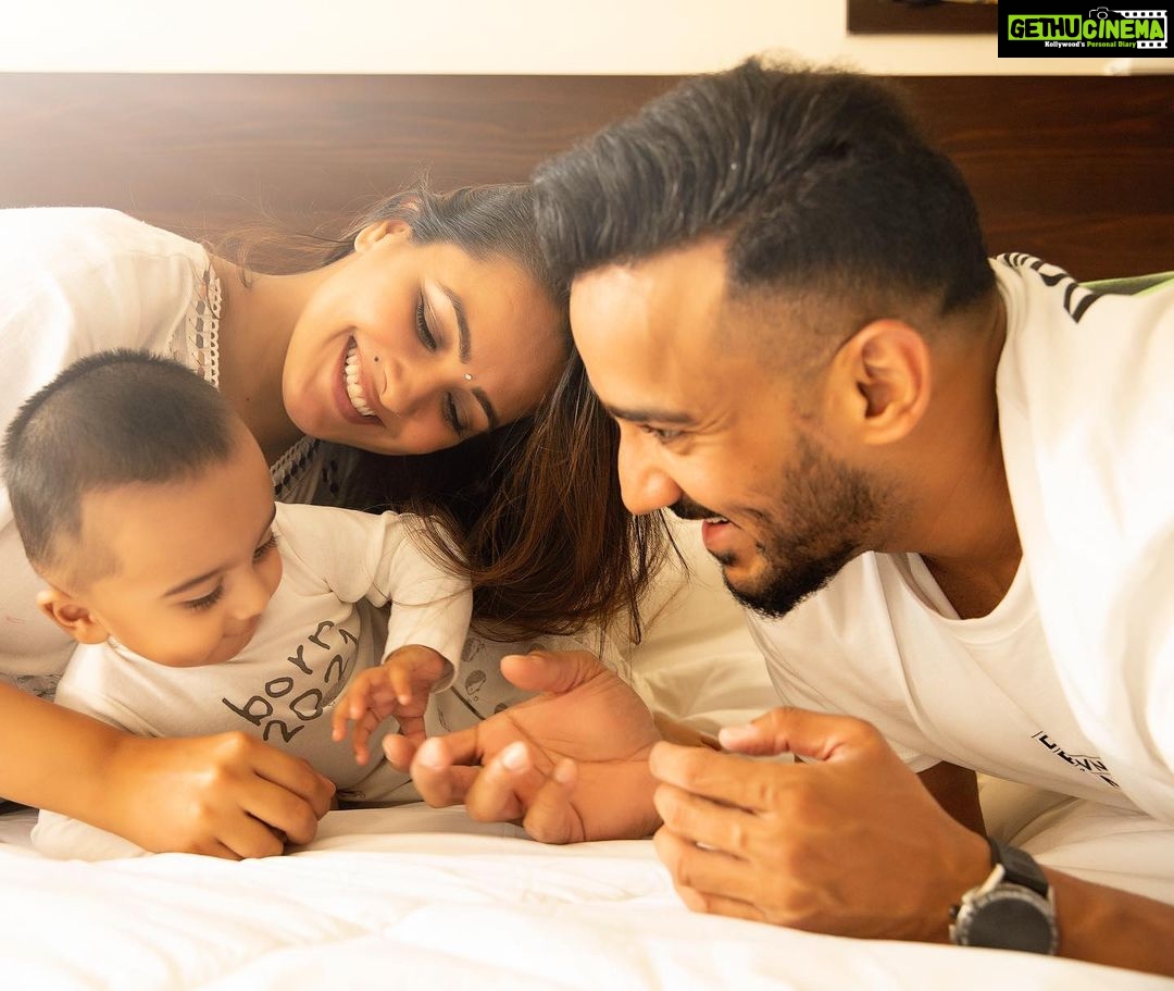 Anita Hassanandani Instagram - Words canβt express how happy we are to be your parents π Happy 6 months to the love of our life! β€οΈ Half way to 1 π Time flies! Thank you for choosing US π πΈ @ruchitakjainphotography Simple yet elegant outfit by @kalakaaribysagarika π€ Thanks @dinky_nirh π€