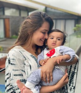 Anita Hassanandani Instagram - 🌈❣️🎈
Outfit @amaeeraandvannia