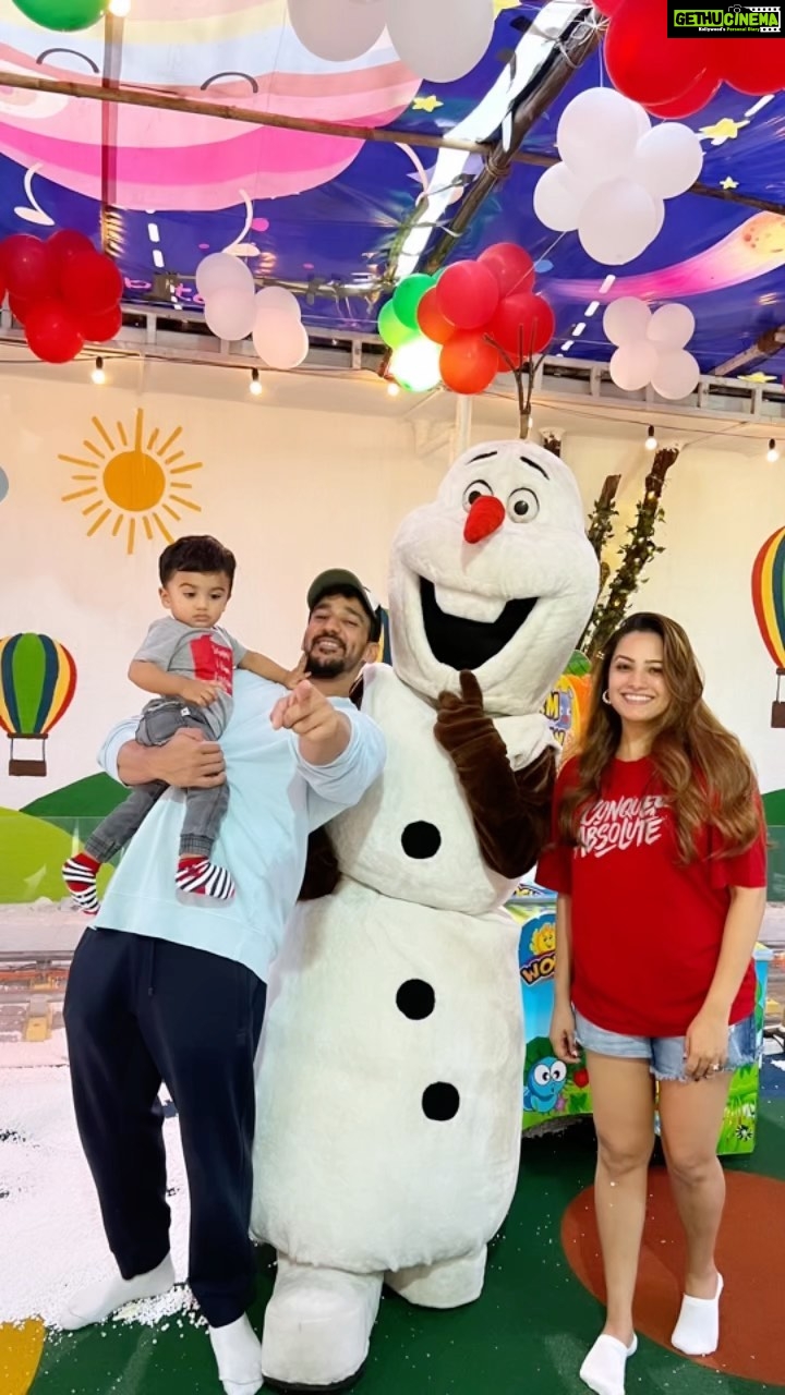 Anita Hassanandani Instagram - My Aarus first Christmas 🎅 This was so so so fun @rohitreddygoa !!! 🎄Merry Merry Christmas 🎄 With my lovelies @ektarkapoor @ankzbhargava @minalpunjabi