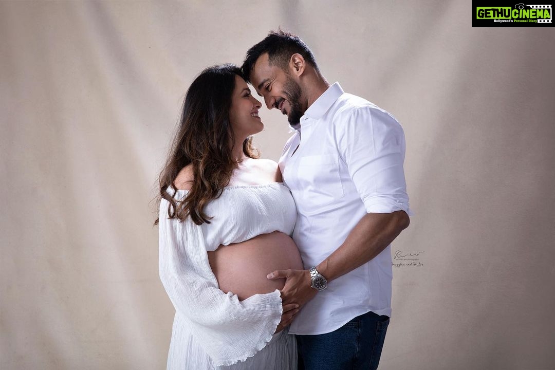 Anita Hassanandani Instagram - Kinddaaa missing the belly ... Not that I don’t have one at present... it’s just not this cute 🥰 Ok im already ready for another baby 🤣😂🤣😂🤣 @rohitreddygoa *ROHIT REDDY GOA just UNFOLLOWED ANITA H REDDY* 📸 @ruchitakjainphotography Outfit @dramebaaz_by_rikita PR stylist @dinky_nirh Shoot stylist @mitsamby