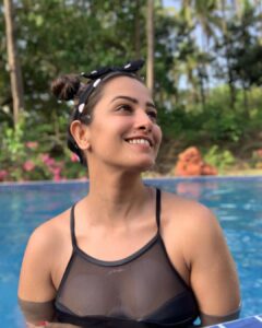 Anita Hassanandani Instagram - Samjha karo yaar Holiday jaana hai! 🏝🗼🎢✈️🗽⛵️