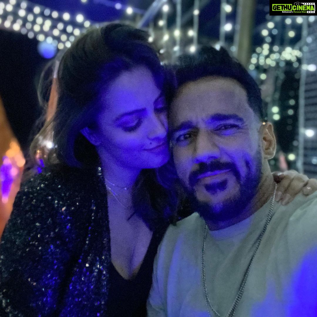 Anita Hassanandani Instagram - Find someone who looks at you the way I look at him 😂🤣😂🤣 😍😍😍 Khud ki tareef!