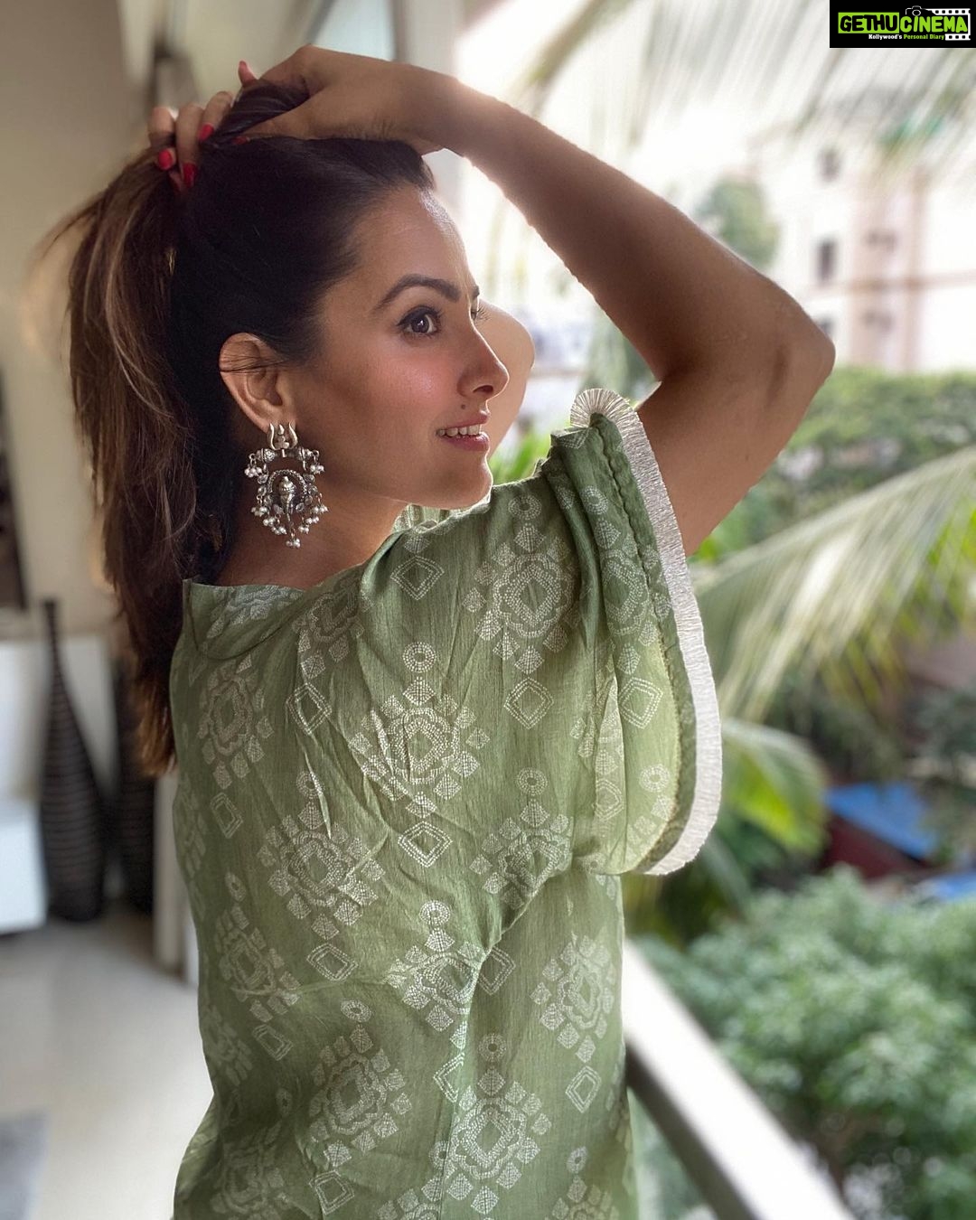 Anita Hassanandani Instagram - Just another beautiful day 🌱 Kaftandress @saakshi_b Earrings @97pehnava_jewels