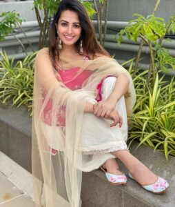Anita Hassanandani Instagram - 🌷
Outfit @gopivaiddesigns 
Juttis @thetinseltoes 
Thanks @dinky_nirh 
Awesome pics by my love 📸 @hindujaritika