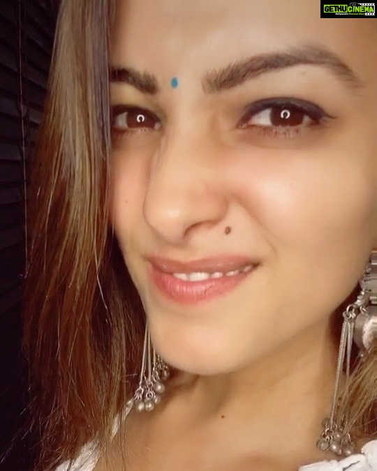 Anita Hassanandani Instagram - Sardi ko pehchann sakte hain.... covid ko nai. That’s why stay home stay dur dur! 😂 Also guyssssssss I’ve reached 5M on @indiatiktok #CONTESTALERT 🚨 So here’s a little fun contest make this duet TikTok with me #Tiktokwithanita I shall repost 3 videos on my insta story and on my TikTok account. Loveeeee youuu all!