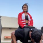 Anita Hassanandani Instagram – PushUps are tough! Especially when u have to balance yourself on top like this! Phew!!! Mai toh thak gayi!
