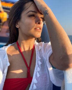 Anita Hassanandani Instagram - Mind you these selfies were taken in choppy waters... bumpy ride ...rough sea ... you see selfies lena art hai arrrrrttt 🤣😂🤣💫 Phi Phi Islands