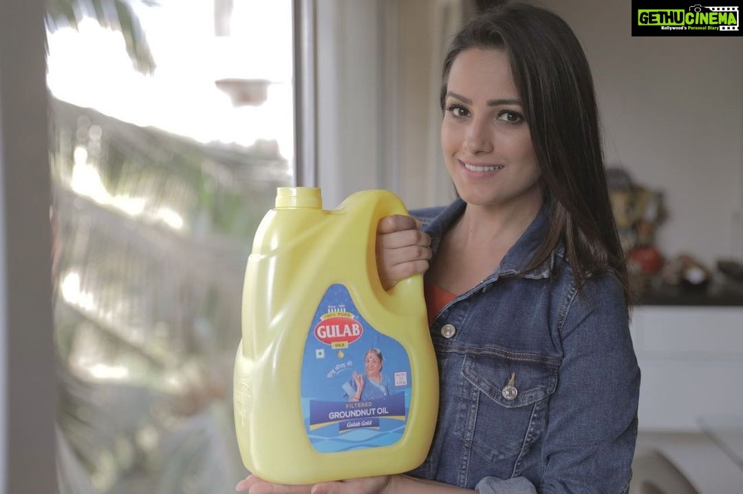 Anita Hassanandani Instagram - Always wondering what cooking oil to use? I have choosen Gulab Groundnut oil by @gulaboilsindia which has zero cholesterol, is free of chemicals and is 100% natural! What’s more, it is recommended by Celebrity Nutritionist Suman Agarwal. - We have shifted to Gulab Ground Groundnut Oil, for Healthy and Fit life, have you? Get yours from www.shopgulab.com NOW Also available on Big Basket and Grofers. #GlabOilsIndia #GulabGroundnutOil #MultiOilBrand #GulabOils #GulabGroundnut #GauravGujaratKa #MultiOilBrand#Gujarat #indiancuisine #indianfood #indiandish #nutritionist #healthylifestyle #healthyrecipes #healthyfood #healthyeating #nutritioncoach #dietitian #fitnessaddict #fitness #groundnutoil #stayfit #fitnessmotivation #maharashtra #mumbai #India @sumanagarwal