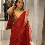 Anita Hassanandani Instagram – From now on only and only my watchman is clicking my pics! 😂🤣😂🤣
#zeerishteyawards2019
Styled @natashaabothra 
Asst @_alishamistry_

Outfit: @neeturohra_india 
Jewellery: @hemakhasturilabel