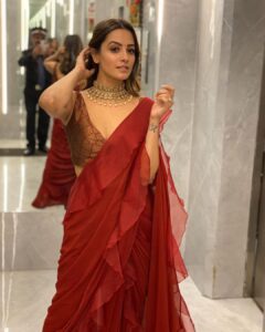 Anita Hassanandani Instagram - From now on only and only my watchman is clicking my pics! 😂🤣😂🤣 #zeerishteyawards2019 Styled @natashaabothra Asst @_alishamistry_ Outfit: @neeturohra_india Jewellery: @hemakhasturilabel