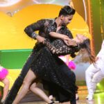 Anita Hassanandani Instagram - Relationship: STRONGER ✅ WeightLoss: DONE ✅ Hearts: WON ✅ Dancing: LEARNT✅ Money: MADE ✅😂 Thank you #nachbaliye9 This experience has completed us as a couple. I love you more then ever @rohitreddygoa Thank you for the most amazing journey. Honestly I thought we won’t last more than 2 episodes.... we actually made it to the top2 all thanks to @anu_iyengar @ajinkyakalokhe @_akapatil_ @paro_5678 @sudeshshetty11 Here’s thanking each one of you who voted. To all our fans Sorry if we disappointed you... we really tried our best. Most importantly thanking our friends from the industry who posted for us .... and who didn’t thank god you didn’t waste a post🤣😂🤣