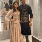 Anita Hassanandani Instagram - As you can see @rohitreddygoa is making me look better while he’s tightened my outfit with his hand to give me a slimmer look! I love what I’m wearing ..... but am loving how it fits me thanks to @rohitreddygoa Now quickly go vote for us. Dial 1800120888807 and make us win #NachBaliye9 @starplus @banijayasia Thanks for the gorgeous outfit @salianbyanushree Styled by the bestest @shreyajuneja my love!