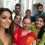 Anita Hassanandani Instagram - My family is totally filmy. What’s your family like? Show us. Post a photo with your family with #BadiFamilyBadiDiwali and you guys could be the stars of the new @cadburycelebrations_in Diwali hoarding ad. #BadiFamilyBadiDiwali #ContestAlert #diwalicontest