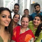 Anita Hassanandani Instagram – My family is totally filmy. What’s your family like? Show us. Post a photo with your family with #BadiFamilyBadiDiwali and you guys could be the stars of the new @cadburycelebrations_in Diwali hoarding ad.
#BadiFamilyBadiDiwali #ContestAlert #diwalicontest