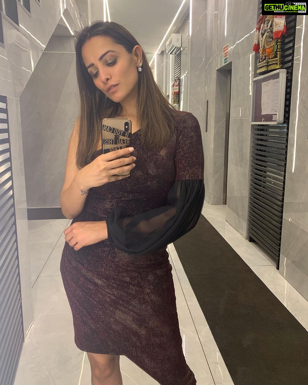 Anita Hassanandani Instagram - Ok! So who do you think clicked my pics! One of them is a selfie... One pic from the party ... rest of them clicked by? A) Driver B) Watchman C)Neighbour D) Someone passing by. E) Lift man. Will do a voice call will 3 winners who get the answer right. Clue is in the pics itself π€£β€οΈπππ About last night ! @altbalaji success party π Outfit by @rsbyrippiisethi Styled by @shreyajuneja