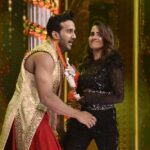 Anita Hassanandani Instagram - When he notices the pizza before me! GTH its mine! 🍕 Caption this! #nachbaliye9 this weekend on @starplus @banijayasia