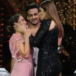 Anita Hassanandani Instagram - Well I’ve never said it. From wearing hoops to thick eyeliner... I also permed my hair to look like you... not only that I literally learnt how to skate watching #PattharKePhool from Linking Road to peder road. I’ve loved you ever since ❤️ Thank you for your kind words always @officialraveenatandon #FanForever And yes we all want a guy to look at us like @rohitreddygoa looks at me .... wonder how could he get his eyes off @officialraveenatandon 🤪😍😍😍