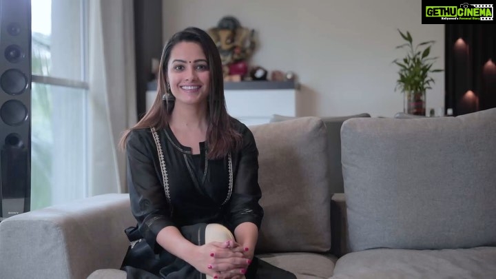Anita Hassanandani Instagram - Hey guys, check out my move the “AHR Lunge” as part of the #MakeYourMoov challenge. It’s a great way to stay fit while doing boring chores around the house! #FitIndiaMovement I now challenge my friends @hindujaritika @rohit___h @aditi_bhatia4 @ektaravikapoor @karan9198 and my hubby @rohitreddygoa to take this up! @moov.india