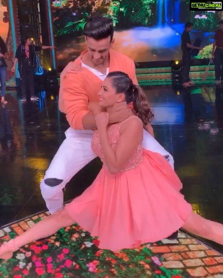 Anita Hassanandani Instagram - There is nothing impossible to those who will try. @starplus @banijayasia #nachbaliye9 #reddytodance #shaadikerighteffects