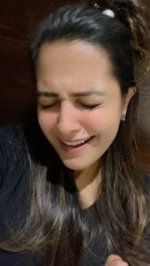 Anita Hassanandani Instagram - It’s kindaaaa true! 
Meinnnnn khannnaaa hamesha thoosnaaa chahti hun 🤣😂🤣😂