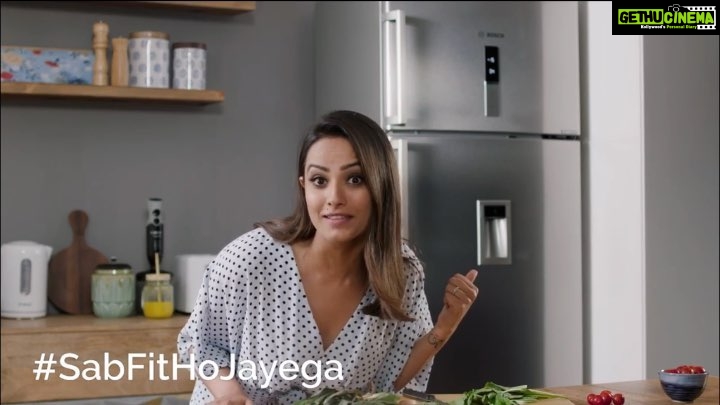Anita Hassanandani Instagram - In my BOSCH fridge, I know #SabFitHoJayega! I have everything from yummy oyster mushrooms and mozzarella cheese to my summer favourites- fresh orange juice and malai kulfi! But being a foodie I always wonder what other people's fridges are filled with, you know? So, now it's your turn to tell me! Aapke fridge mein kya hai? Let me know with a comment below or post a video with #SabFitHoJayega ! @boschhomein #boschrefrigerators