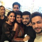 Anita Hassanandani Instagram - We all have that one friend who clicks terrible pics.... mine is @karan9198 TAG YOURS. And @shaleenbhanot I’m never letting you click a groupfie again 🤣😂🤣🤷🏻‍♀️ But I love you KP