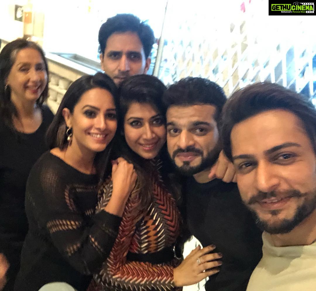 Anita Hassanandani Instagram - We all have that one friend who clicks terrible pics.... mine is @karan9198 TAG YOURS. And @shaleenbhanot I’m never letting you click a groupfie again 🤣😂🤣🤷🏻♀️ But I love you KP