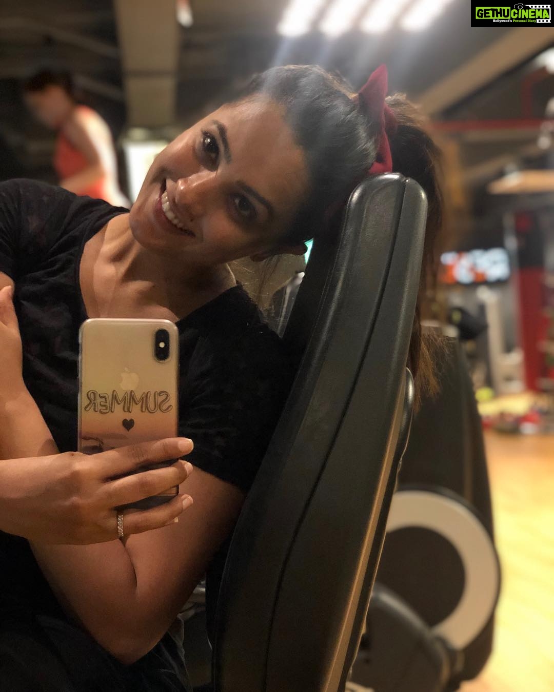 Anita Hassanandani Instagram - Day 2 in the gym.... lets show off!!! Donβt know how long it will last ππππ