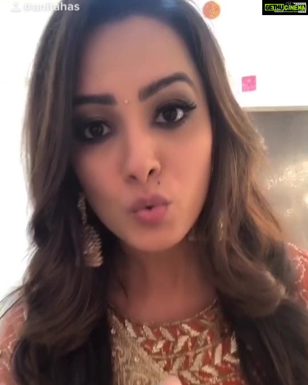 Anita Hassanandani Instagram - When you arenβt doing much in the scene... you clearly doing alot in the make up room! ππππ