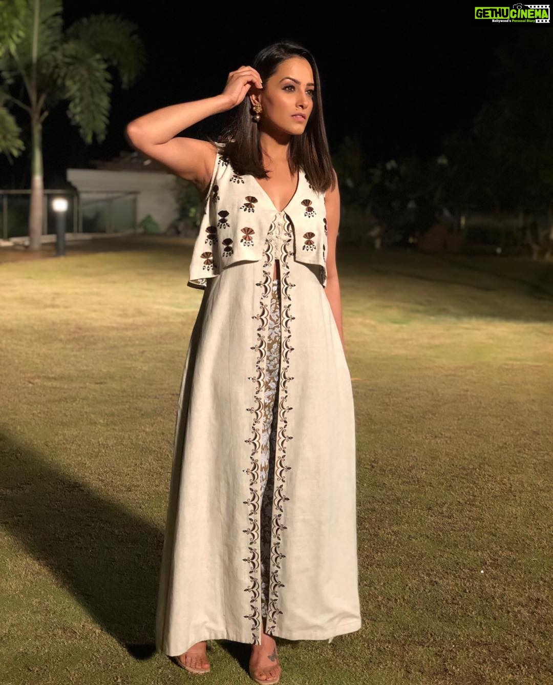 Anita Hassanandani Instagram - Thank you @rajkundra9 for making this happen.... this is real! I am featuring in a video with my non-actor husband. Super special day! Launch of #TeriYaad #LOVEWINS pls watch the video guys... and let us know what you think! Wearing @akashi.clothing StyledBy @himanshinijhawan004