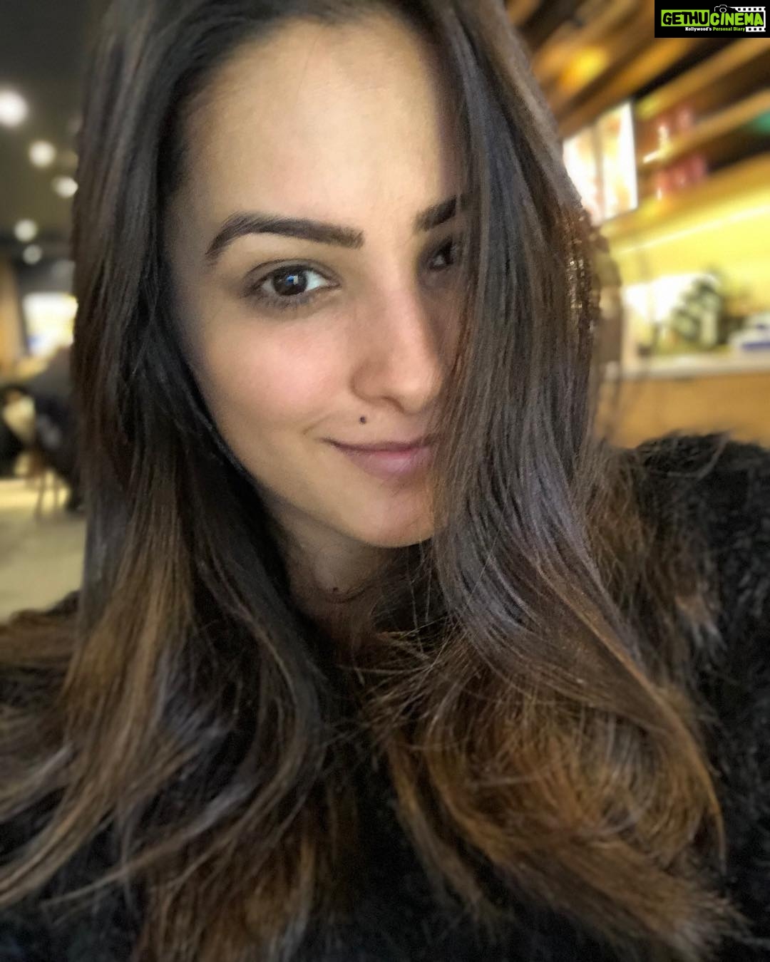 Anita Hassanandani Instagram - Perfectly imperfect. I truly love everything bout my life with all its imperfections. Life is beautiful...Cant be thankful enough for all I’ve got. Health love family friends happiness. 2018 I had it all.... hoping for a happy 2019. Wish you all a Happy New near. #Shine #Slay #Sparkle 💫