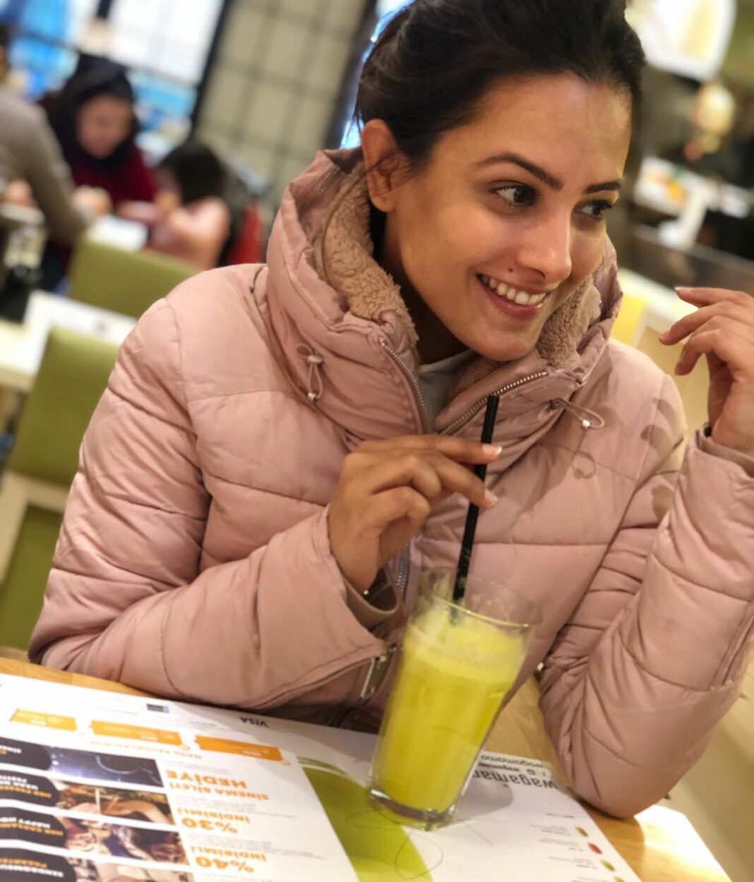 Anita Hassanandani Instagram - Same jacket for 5 days 🤣😂🤣😂 and 3 trips! Full paisssssaa wasool. Put your hands up if you wear the same cosy jacket everywhere 🧥 🙋🏻‍♀️ 💃 #comfortoverstyle #sastaandtikau