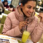 Anita Hassanandani Instagram - Same jacket for 5 days 🤣😂🤣😂 and 3 trips! Full paisssssaa wasool. Put your hands up if you wear the same cosy jacket everywhere 🧥 🙋🏻‍♀️ 💃 #comfortoverstyle #sastaandtikau