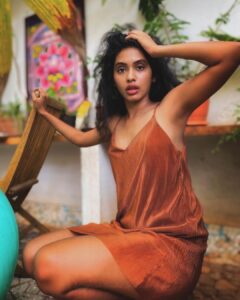 Anjali Patil Instagram - Made of Earth + some love minerals 
.
.
.
.
#musing #earthytones