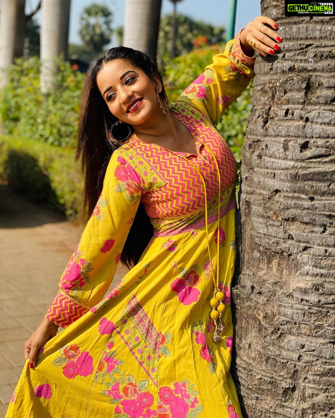 Antara Biswas Instagram - Life isn’t what you think it is. It’s not always fun and happiness but it surely is Happy Ending. From zero to A Heroine... This Beautiful Journey.... I may be flawed, I may be imperfect, I may not be able to speak properly due to my mother tongue accent, but I never gave anyone the chance to say that I am not hardworking! In this beautiful journey, my special women’s who stood like a rock - My Maa, my sister in law, my producer who believed in me and gave me a national identity with Nazar. I am ANTARA BISWAS aka Monalisa, who started with nothing and now a nation wide fame. #Unfiltered #Unapologetic #Monalisa #happywomensday Outfit: @rustorangedotcom Mua: @yogesh_gupta4545 📸: @deepakpathak663