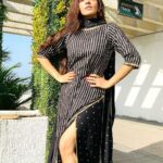 Antara Biswas Instagram - 🖤💛🖤💛🖤💛.... Outfit: @rustorangedotcom Kahin Doooooooooooor