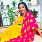 Antara Biswas Instagram - Do You Ever Look At Me ... The Way I Stare At You.... #tuesday #vibes #yellow Outfit: @krishaclothing Pal Pal Dil Ke Paas