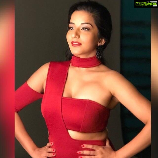 Antara Biswas Instagram - You Always Gain By Giving Love... ❤️❤️ #goodmorning #red #weekendmood #lovely #rainyday HappySoul